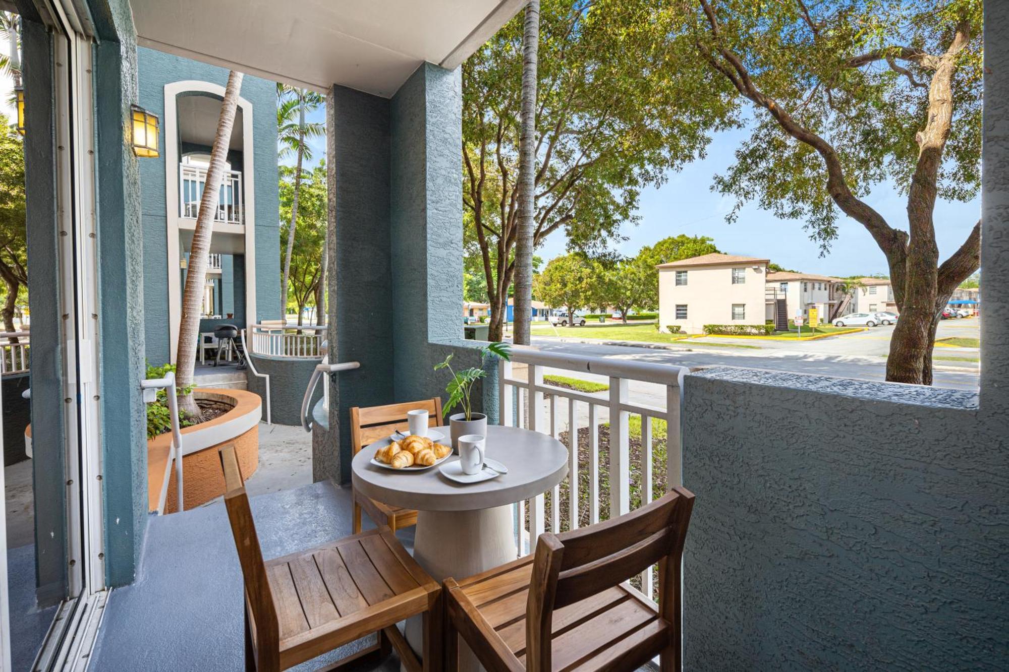 Dharma Home Suites South Miami At Red Road Commons Exterior foto